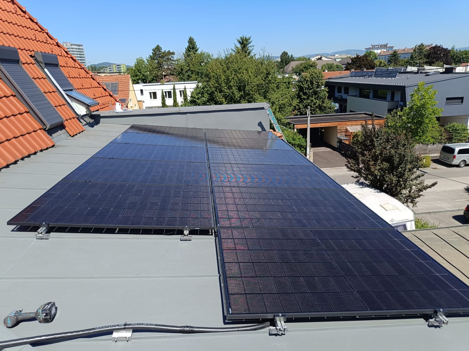 Full-Black Photovoltaik-Anlage auf Flachdach