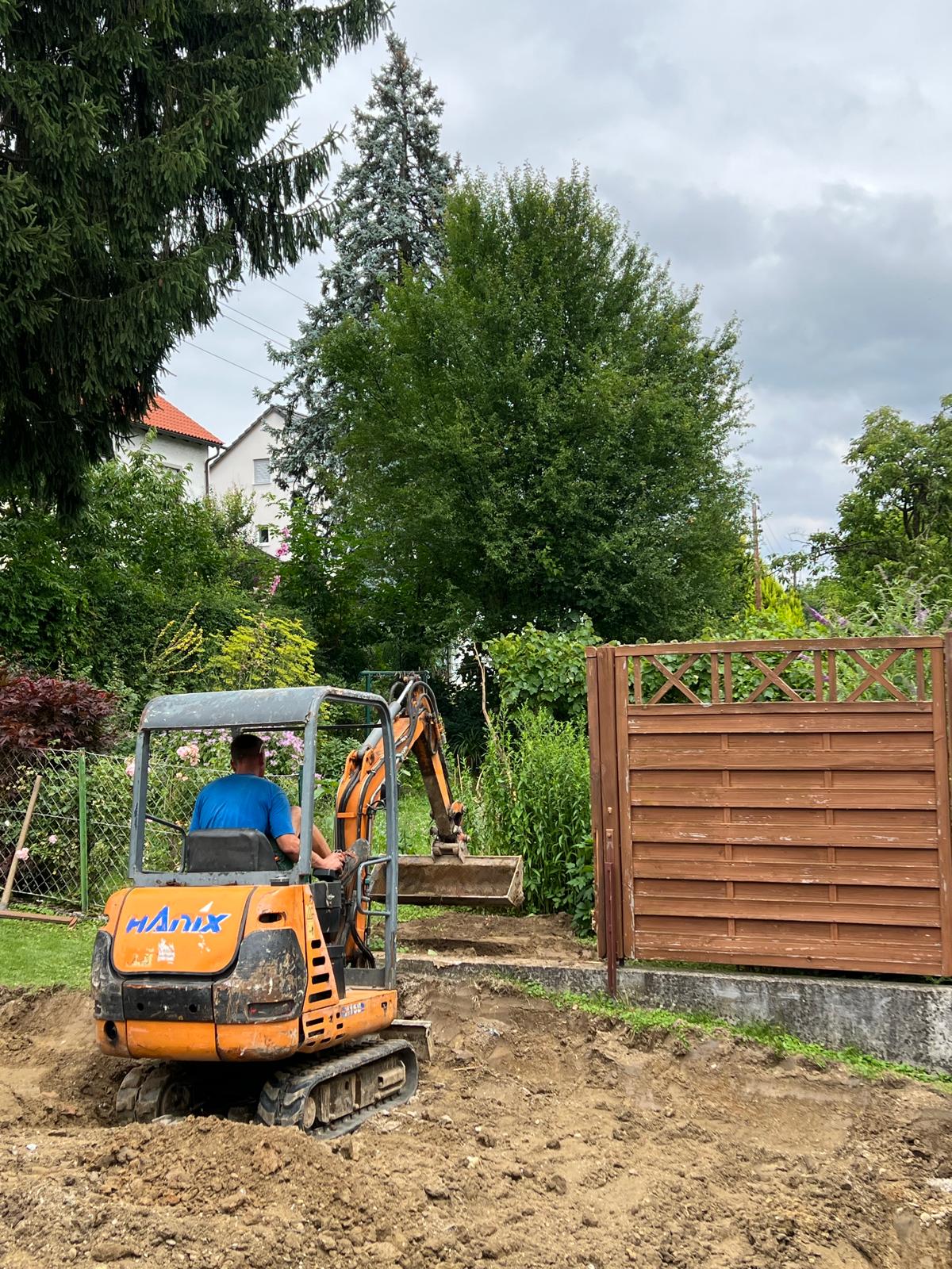 Hanix Minibagger bei Erdarbeiten und Geländevorbereitung in einem Garten in St. Florian bei Linz