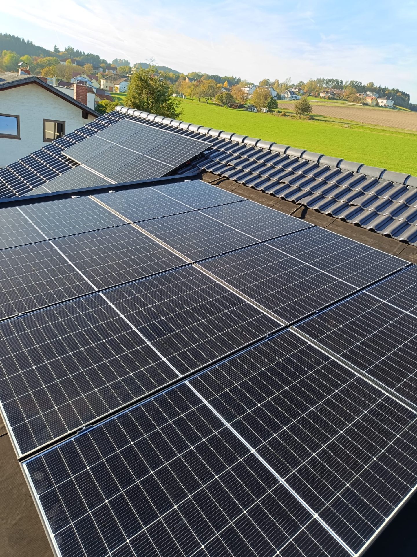 Photovoltaik auf Ziegeldach mit Feldblick
